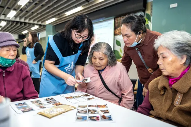 陪伴長輩玩賓果遊戲，工作人員解說步驟和玩法。