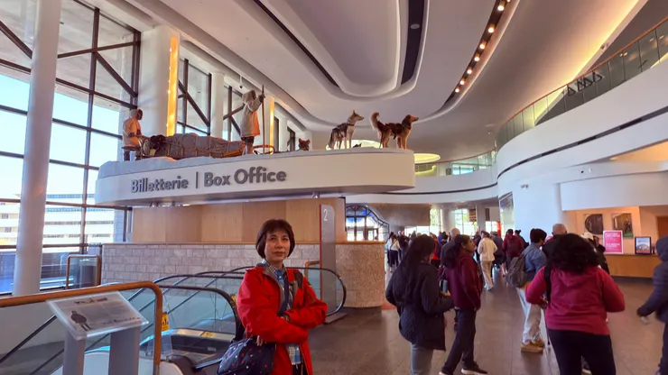 先進館導遊去買票，連售票亭都好吸睛，這裡算二樓。