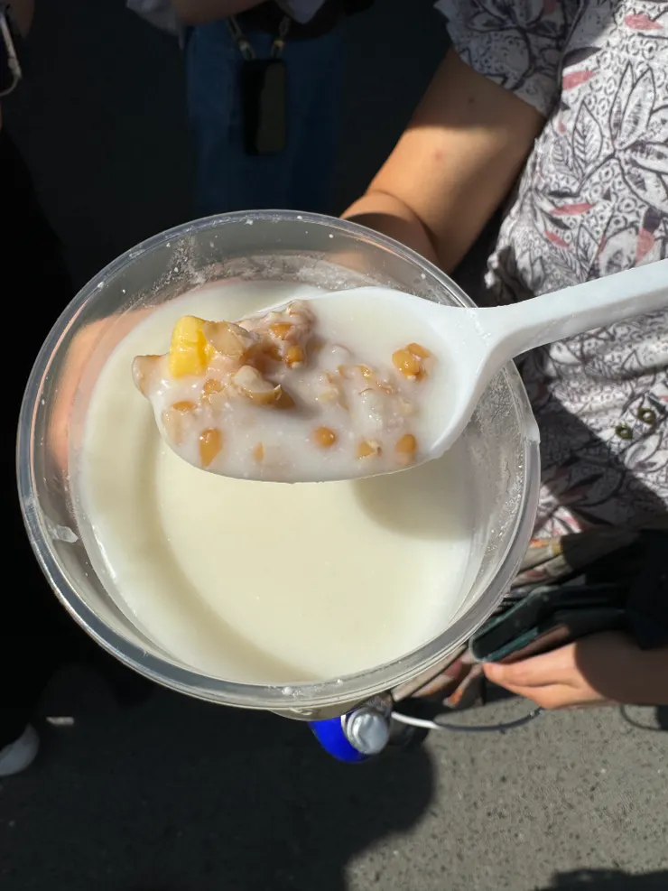 像是稀釋的優酪乳、養樂多，加上燕麥、綠豆仁等穀物