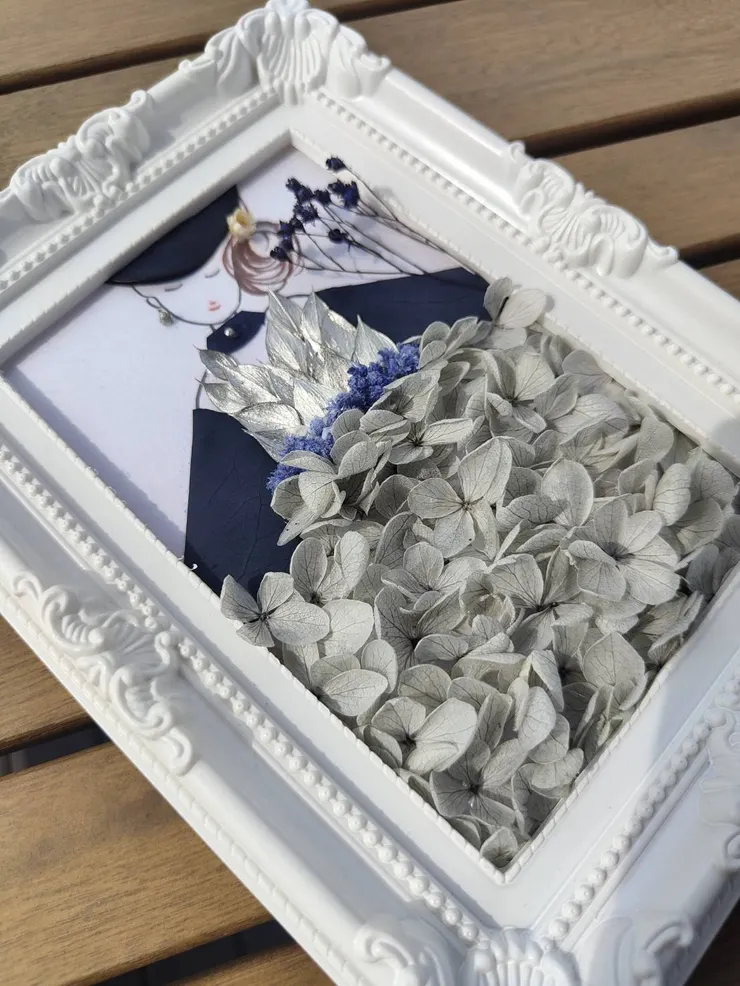 因為是歐風畫框，選擇以歌劇女伶的主題呈現