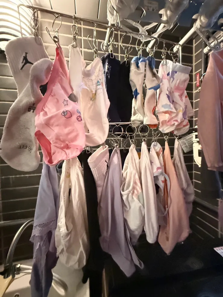 這張照片就是證據！你看我把這雙長襪掛在上層，它的下半部直接垂到下層的結構裡。如果下層已經掛了內褲，它們就會擠在一起取暖。