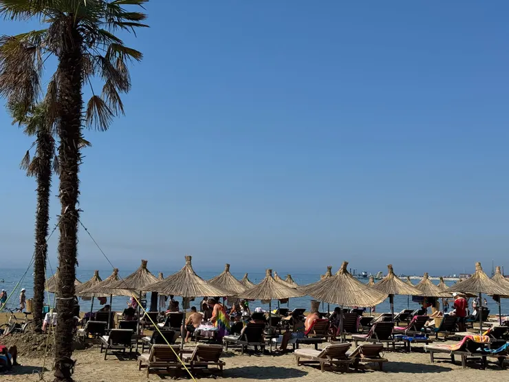 都拉斯，位於亞得里亞海岸與南義相望的度假城市