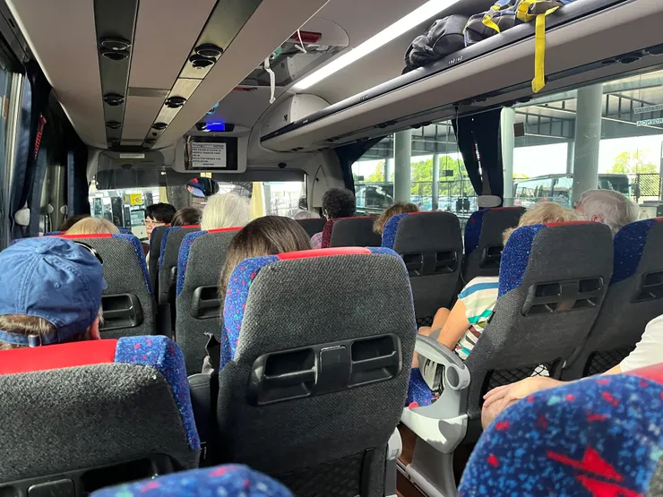 與火車相較之下巴士顯得狹窄許多