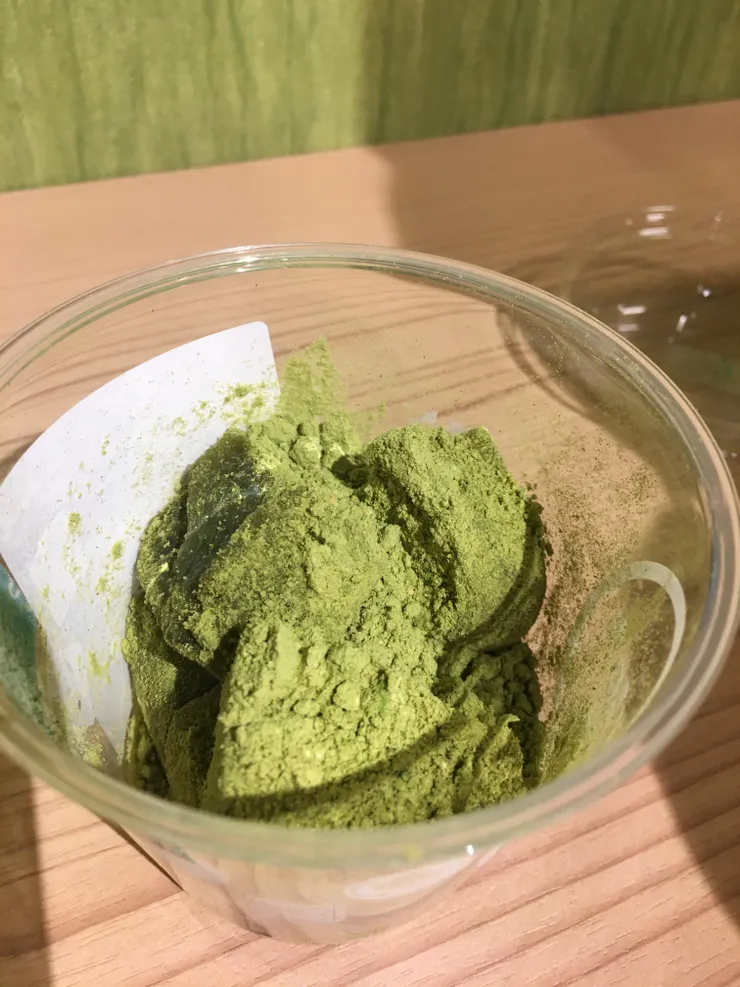 軟綿的蕨餅以濃厚的抹茶粉覆蓋著，讓作者停不了口（作者拍攝）