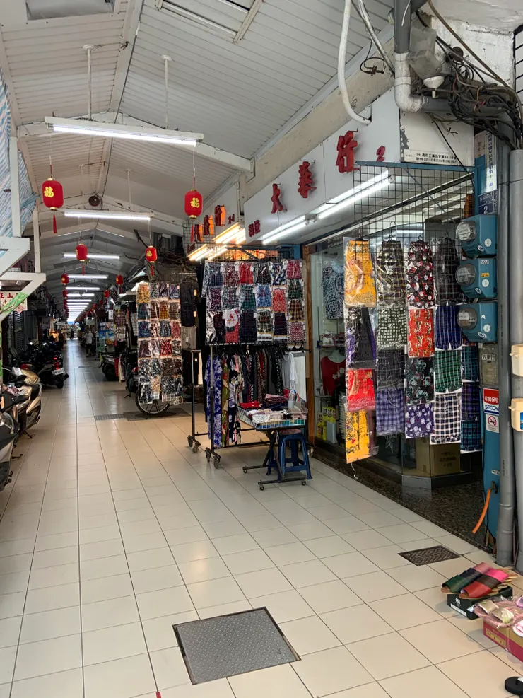 就算只有老客戶，還是堅持的每日精神抖擻的開店，盡力維持商店的職人精神