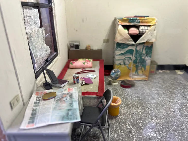 需要打蠟的地板 老式的簡易衣櫥 用報紙遮掩的窗戶 還有小時候流行過（電影＜回到未來＞）的百事可樂