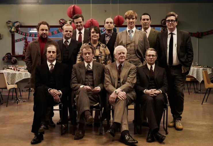 主要演員合影，作者勒卡雷也有在本片客串，照片前排右二、蓋瑞．歐德曼旁邊的即是勒卡雷。（圖片取自Focus Features臉書專頁）