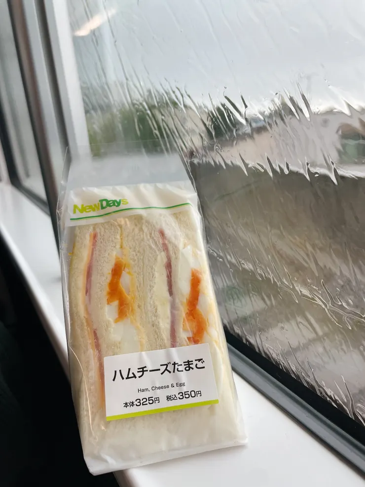 我的早餐，給大家看看窗戶外的大雨QQ