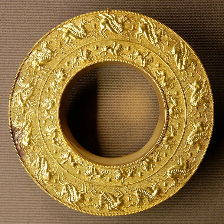 金環，刻有帶翼的飛馬（外圈）和奇美拉（內圈），希臘或伊特魯裡亞，公元前四世紀（收藏於盧浮宮）