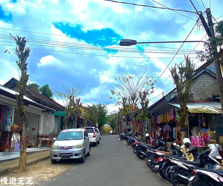 往售票亭的商店大街