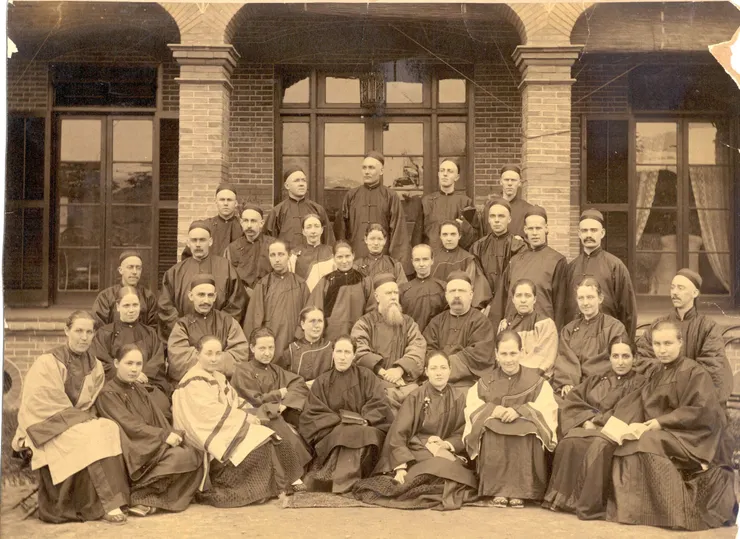 戴德生(中蓄鬍者)與CIM中國內地教會成員合影(1891 Hudson-Taylor-CIM-missionaries)