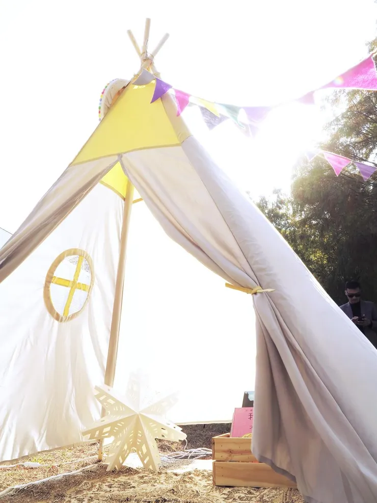 也是放一個帳篷閱讀區，難怪會被這本書封面所吸引😅