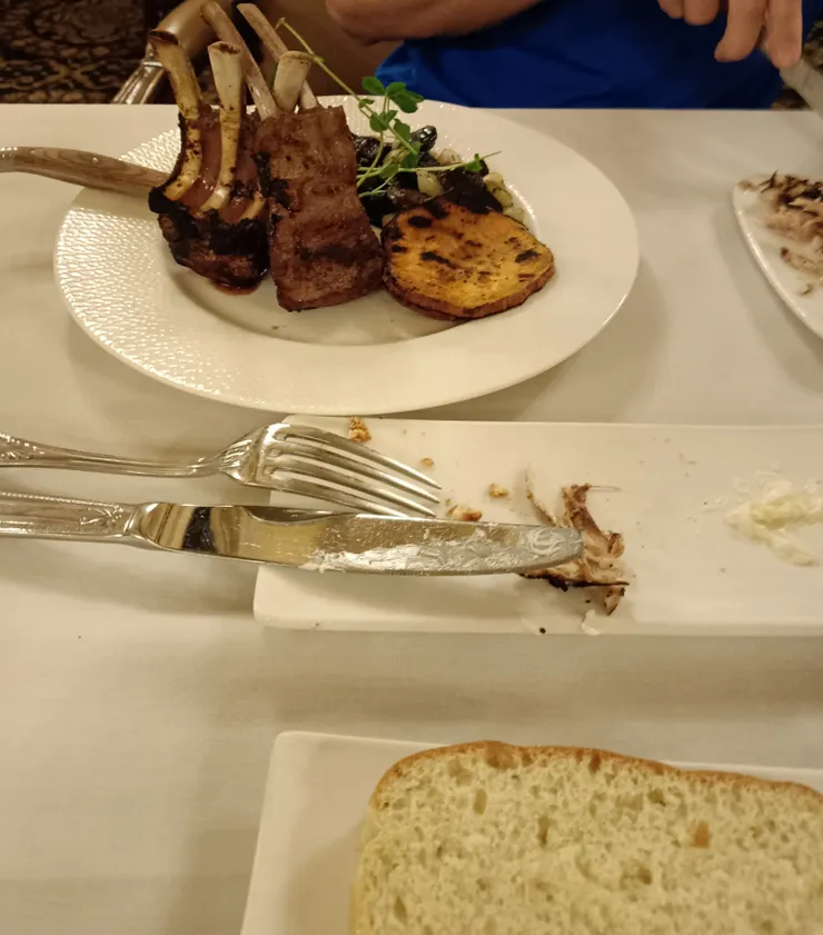 這個是～黑黑焦焦地一坨！當場很傻眼。不想入境隨俗，當地食物包含我點一個素食漢堡，皮，都是這樣