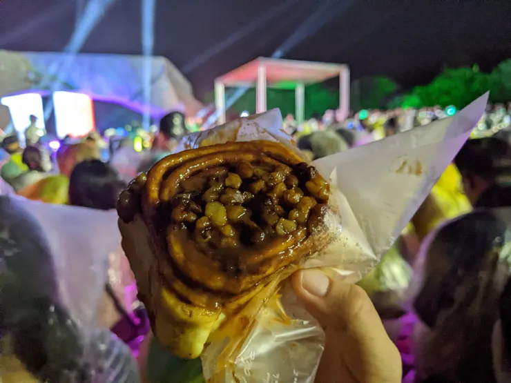 在市集買的肉桂捲，邊等表演邊吃，豪好吃