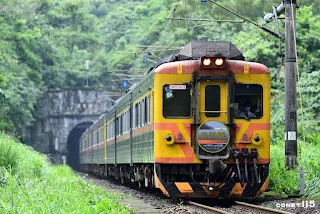 DR2900/3000型的「自強號」使用圓體，銀白色背景中則融入清水斷崖與龜山島等沿途風景元素