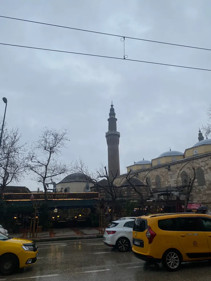 要過馬路去到對面的大巴札,但老實說在土耳其過馬路也是一件很挑戰的事