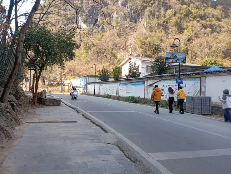 前往朝板山碼頭沿途景色