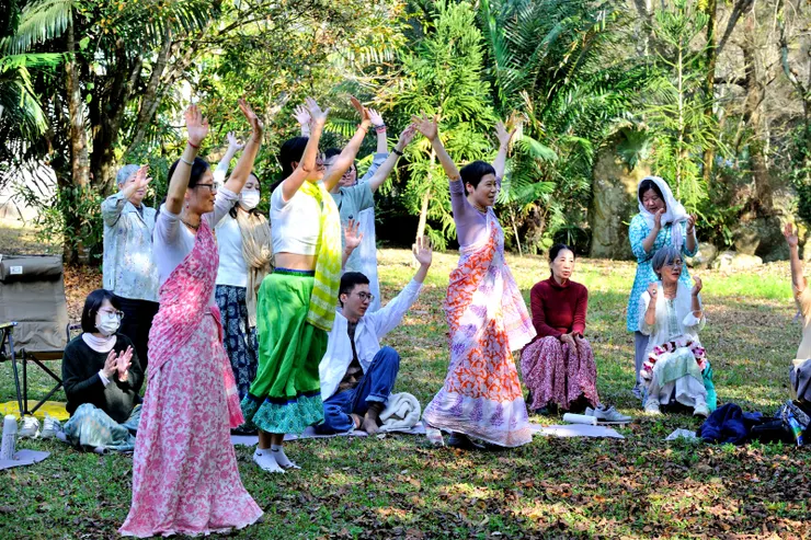 【反覆唱誦聖名不理任何禮節儀式 感動沛然莫之能禦不覺翩翩起舞】