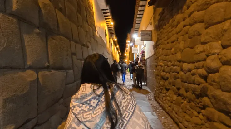 晚上七點半左右抵達十二角石週邊