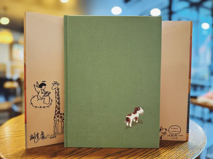 左右是作者、繪者的簽名繪圖，必須炫耀🤣