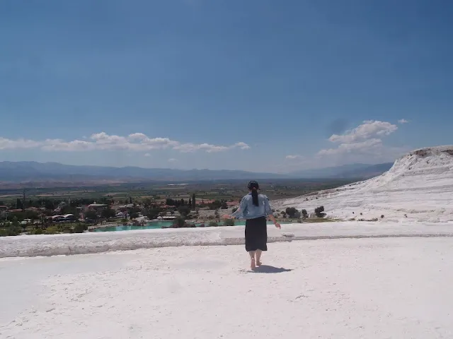 想要往前拍照，被旅伴從後面拍下
