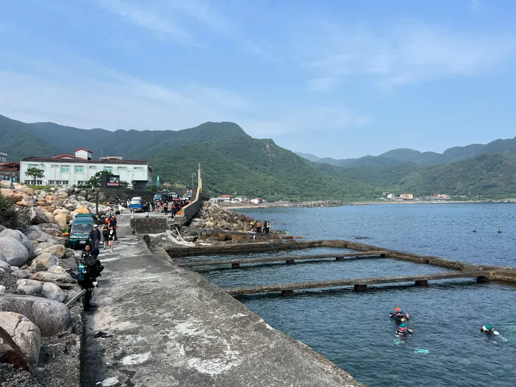 遊客眾多的龍洞灣