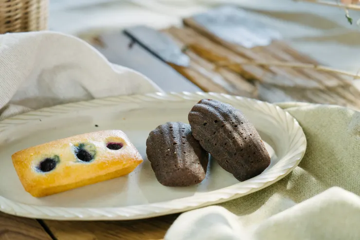 瑪德蓮 Madeleine 貝殼狀的小蛋糕，帶有濃郁奶油香氣。因出現於法國文學家普魯斯特小說《追憶似水年華》，成為昔日美好時光的代名詞／圖片來源：學籽文創