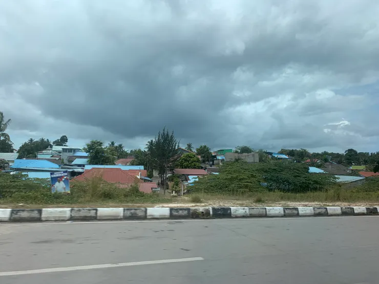 在巴淡鄉村前進，原本想去https://maps.app.goo.gl/obbMRvxmnUPbjj466這個「Dewa Tua Pek Kong」，但完全找不到，懷疑地圖標錯位置。