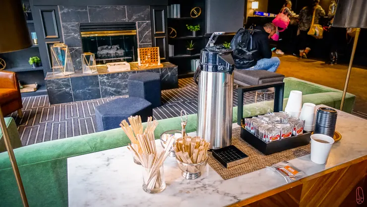 在大廳提供的茶與咖啡