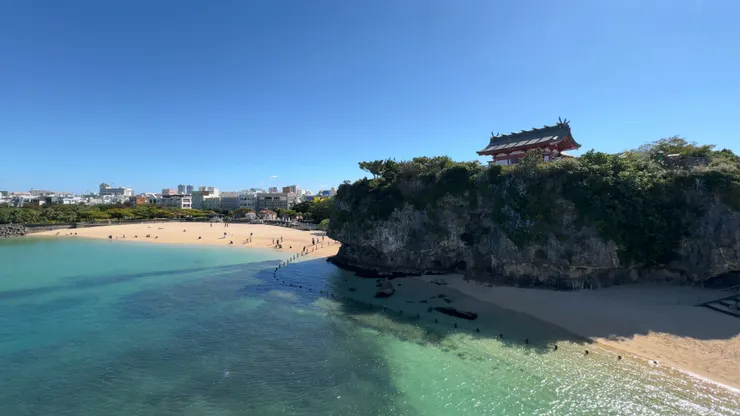 懸崖邊上的波上宮，像是連接著天與地。