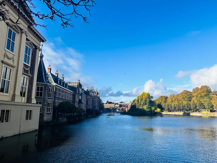 莫瑞泰斯皇家美術館在美麗的湖畔，剛好放晴一下下拍到，沒多就又開始飄雨。