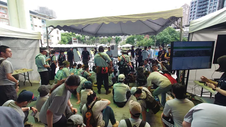 活動有不同的角色，主要的演訓成員會穿著淺藍色有VOLUNTEER志願者字樣的衣服