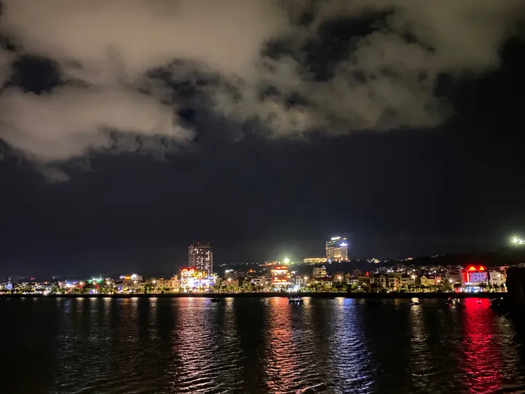 夜晚岸邊的紙醉金迷