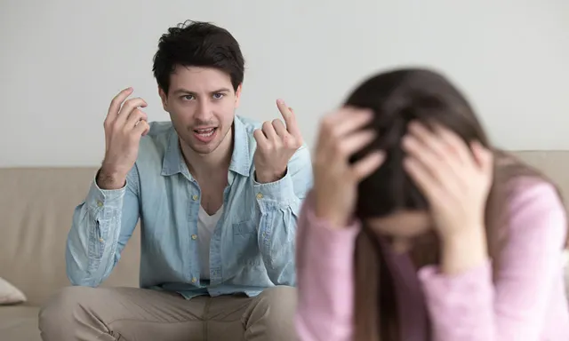 當恐怖情人情緒不穩時，千萬不要繼續激怒對方，應設法安撫後離開現場