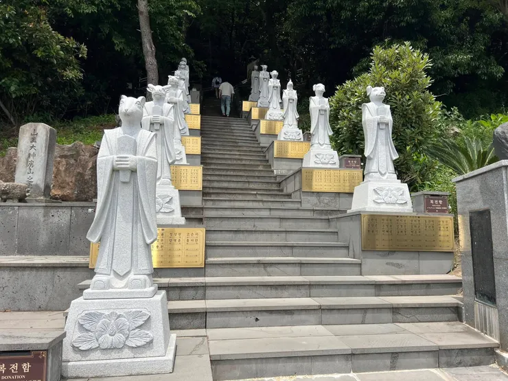 往山房窟要繼續上坡