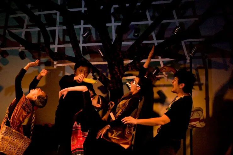 ▲母親在搭車前往坎昆的途中,由於緊急煞車,玉米飛出去,被環保人士撿到。玉米飛出去是由另一個演員拿著它飛過半空。