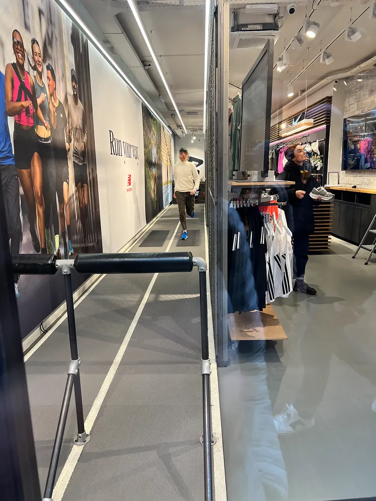 鞋店還有讓你試鞋的跑道