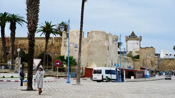 阿席拉城牆和穿著吉拉巴的摩洛哥人