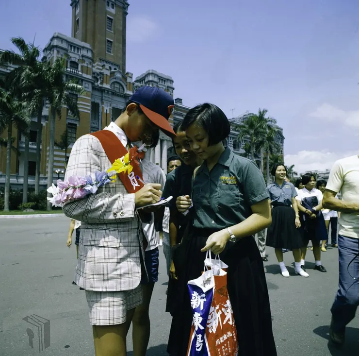 圖9 球迷爭相請載譽歸國的球員簽名 案名：各類體育活動 檔號：0067/2011/1 來源機關：行政院新聞局 管有機關：國家發展委員會檔案管理局