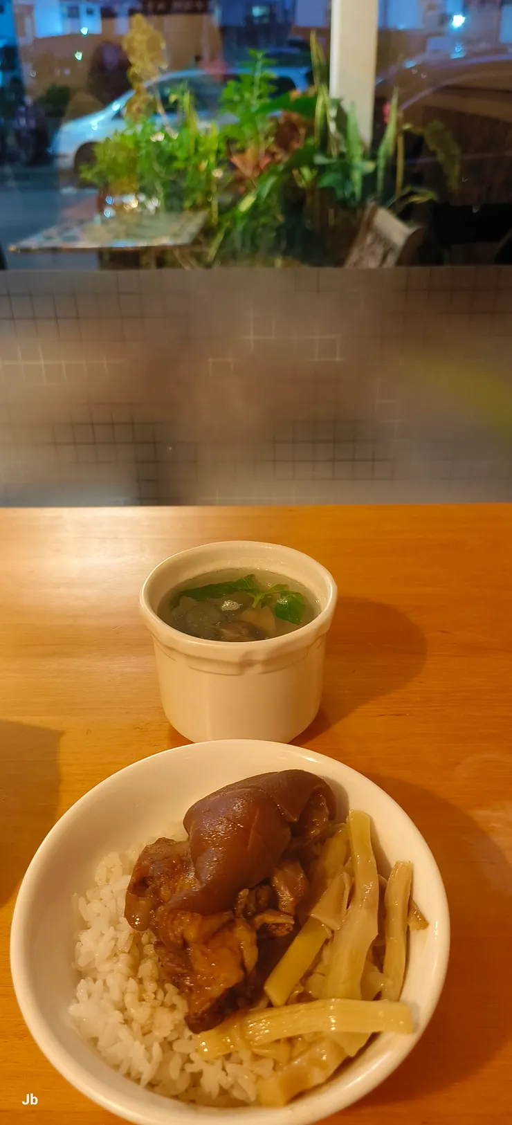 離開病院該慶幸還能隨意吃飯！台中醫院第二停車場民生路入口對面的阿甘食堂，招牌豬腳飯，加個蛤蜊湯。很乾淨的店，令人感動的家常味。