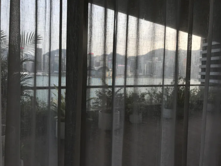 展館對著維港和香港島，景色很優美。