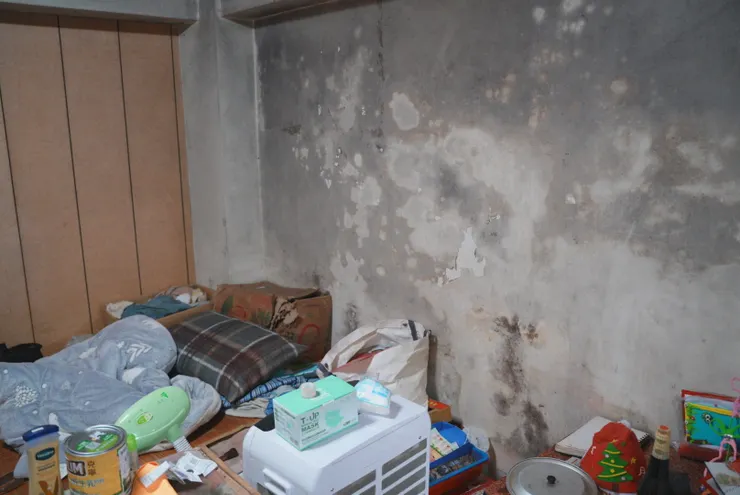 室內空氣不對流，易孳生黴菌。