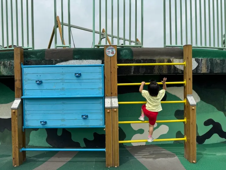 攀爬架還是要有大人在後面扶持哦