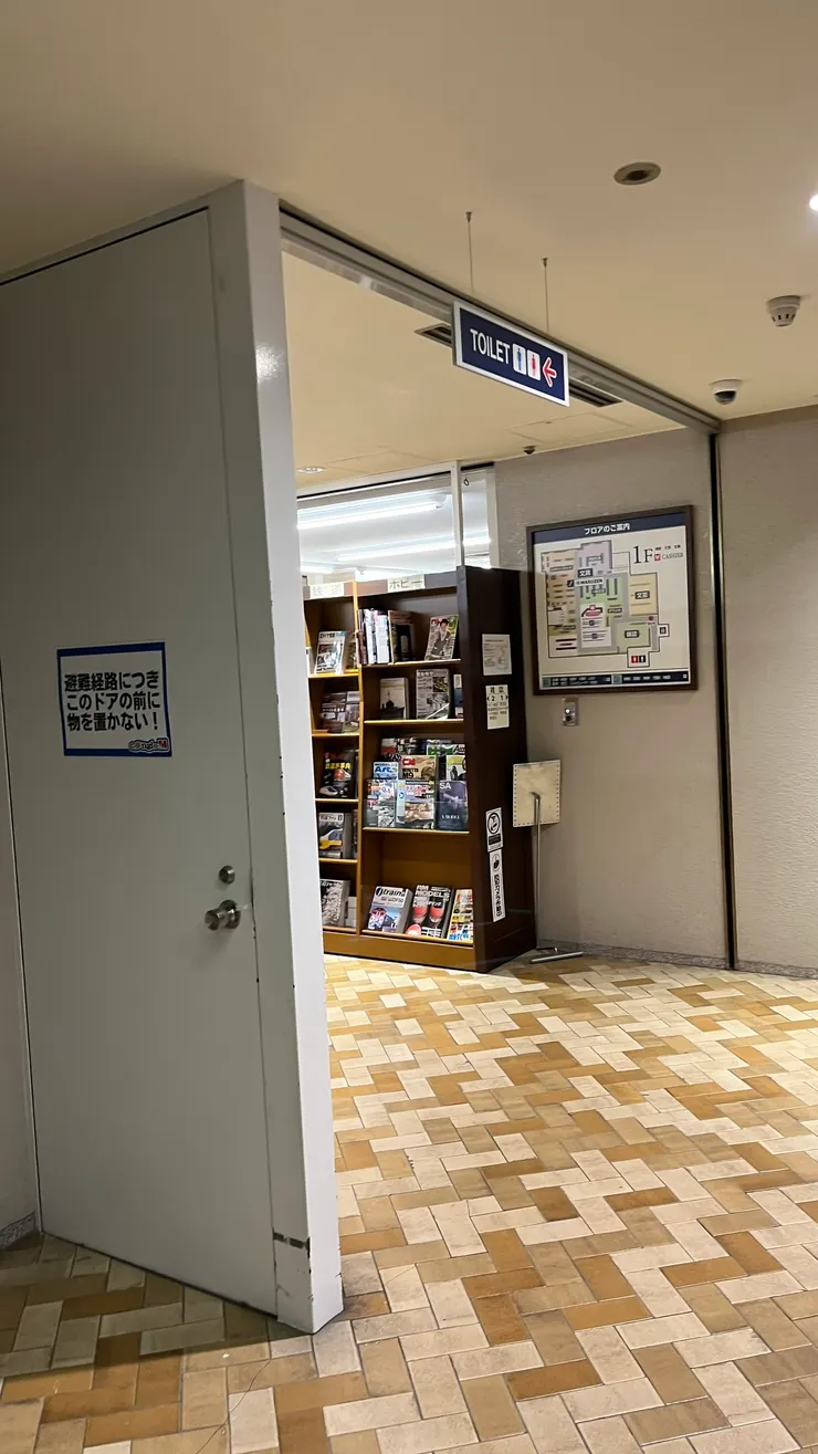 或是直接從書店後方繞進來。