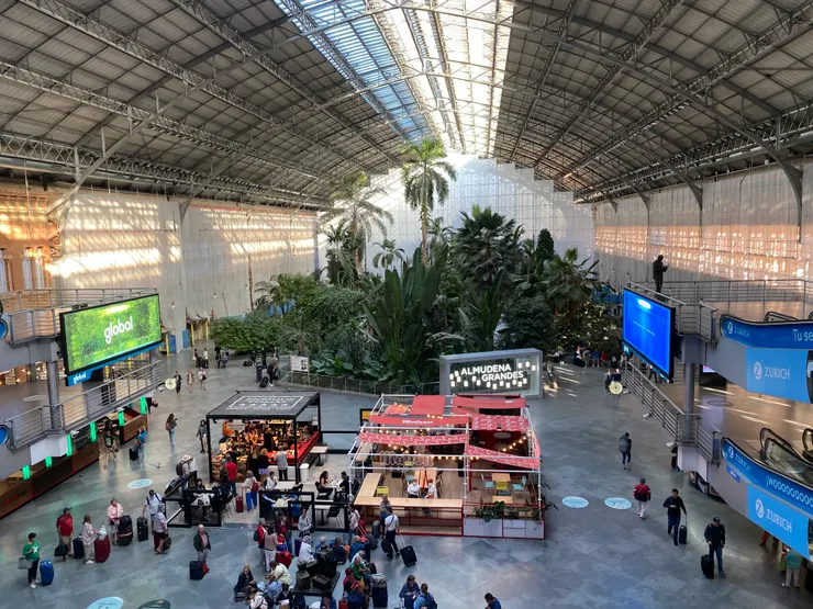 看到傳說中的車站內植物園。比想像中小一點。