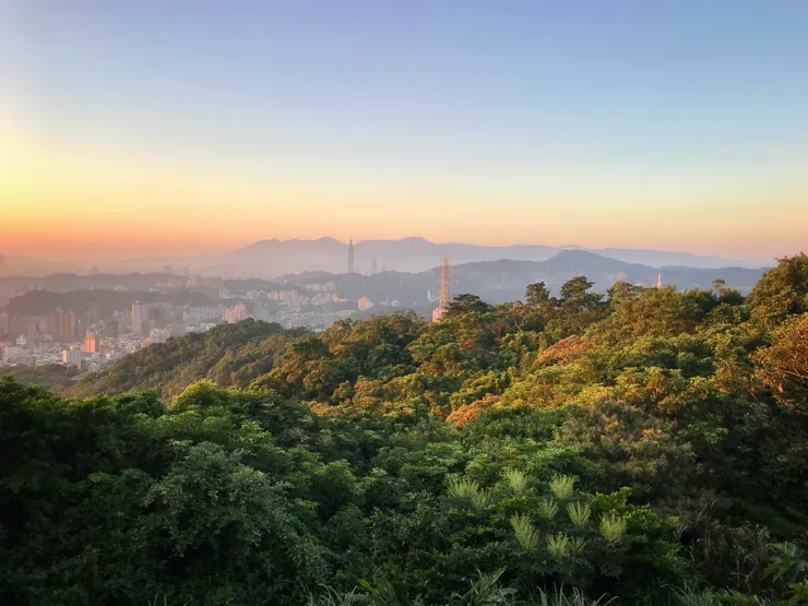 傍晚時分抵達，可以同時欣賞日景、黃昏與夜景
