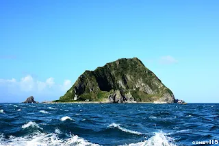 一離開淺水區馬上開始波濤洶湧，畫面如日本浮世繪一般