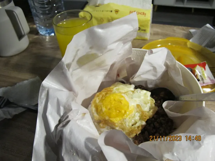 這就是辣肉碎飯，上面的煎蛋是不是很誘人？(它是我在這次旅程吃得最多的食物。問我看到它還會不會怕？倒不會，再吃也ok。)  啊，這個碗就是在大創買的叮麵碗，大家以後會常常看到它。