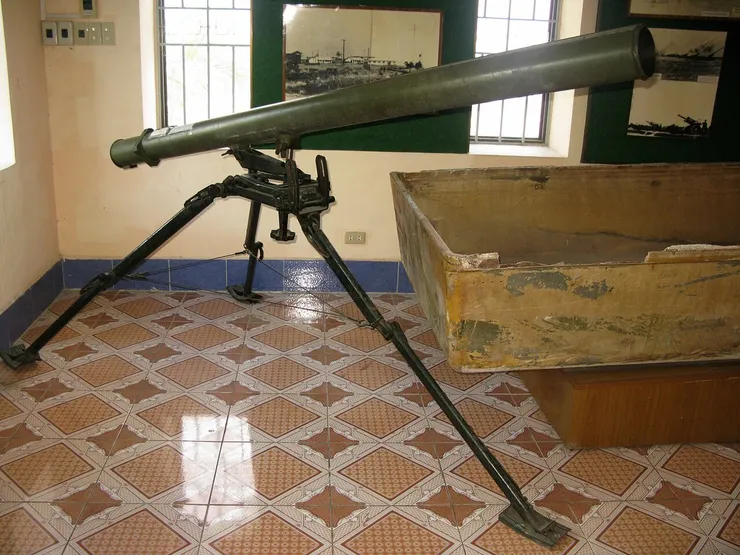 蘇聯基於北越要求發展的DKB火箭炮，蘇聯內部代號9P132，實際就是把BM-21多管火箭的發射管拆分成單管，雖然火力密度降低但全系統重量只有55公斤，很適合在越南山區游擊作戰，北越甚至能夠攜帶DKB滲透到南越首府西貢以東的邊和機場外圍進行突襲