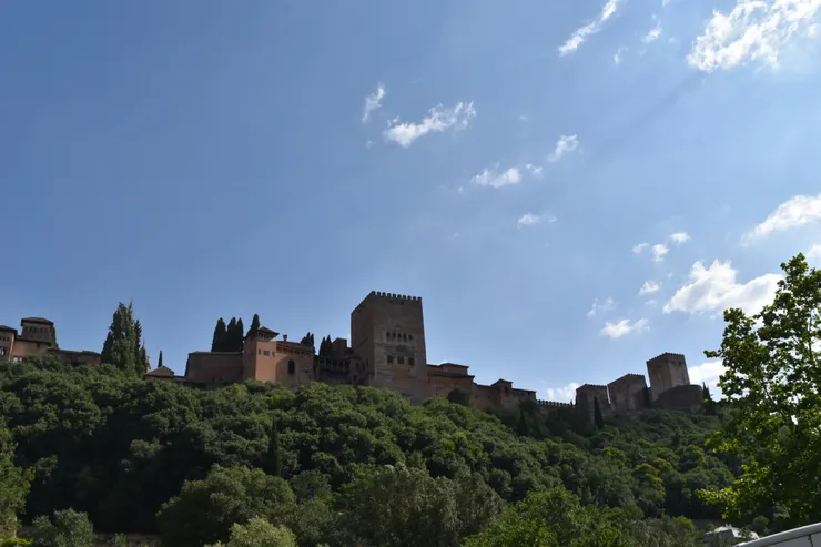 很快就仰望到了紅宮;不過要有完整的視野還要爬好一段路。